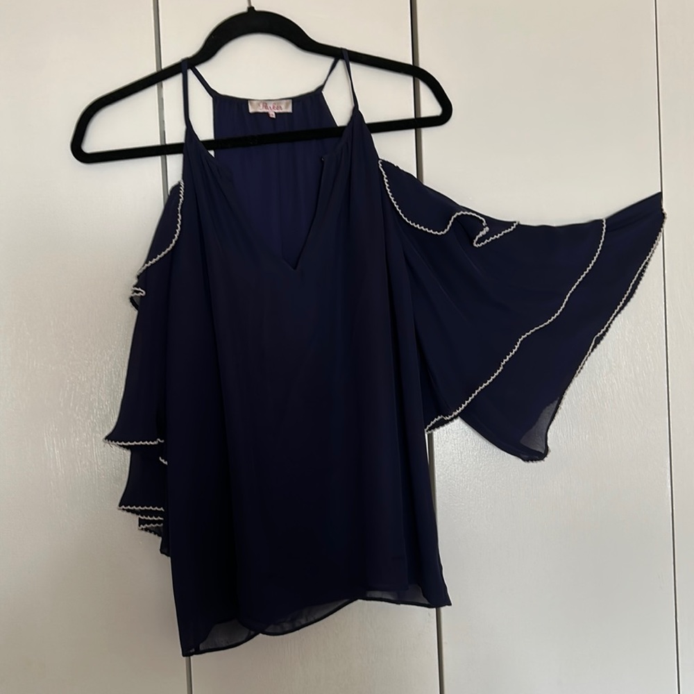 Parker woman’s beautiful, cold, shoulder blouse